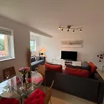 Skyline Haven - Modern 2Br Free Parking & 4Ktv