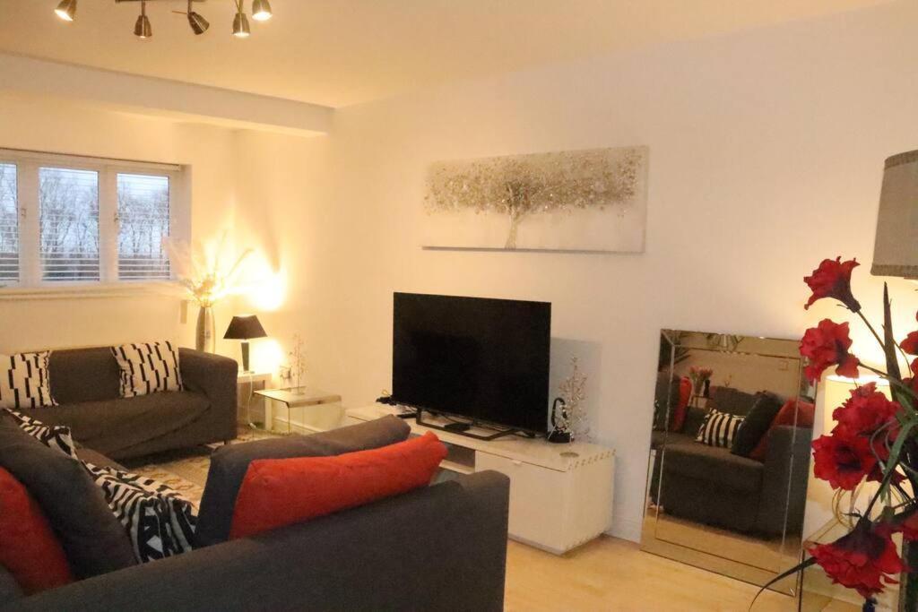 Skyline Haven - Modern 2br Free Parking & 4ktv *